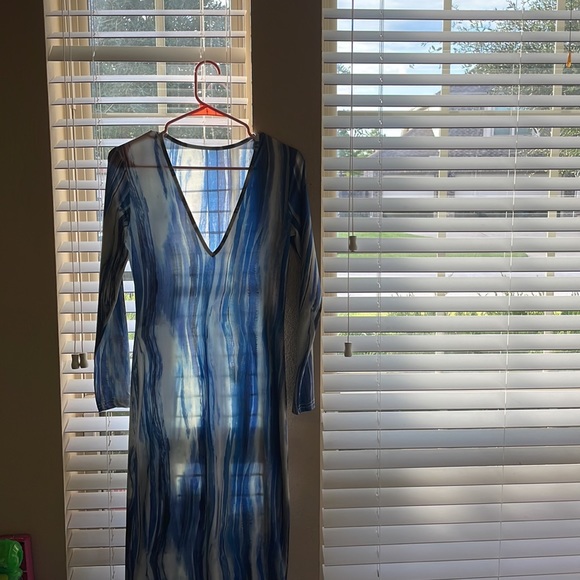 i am selling a beautiful blue/white long sleeve dress - Picture 4 of 5